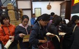 Người dân đi mua vàng trước ngày vía Thần tài vì sợ đông